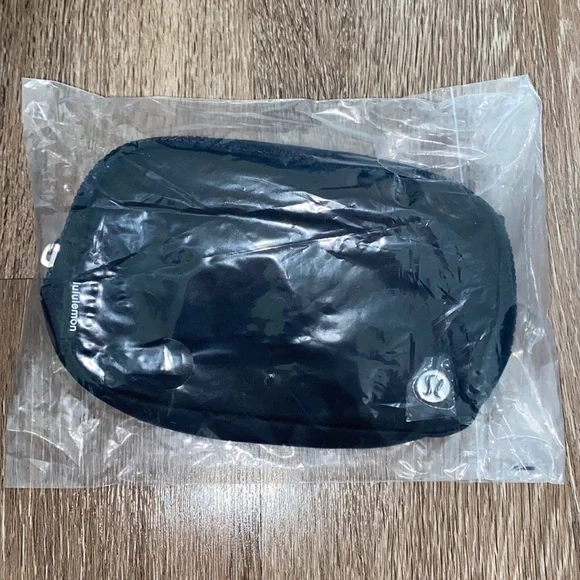 NWT Lululemon Everywhere Belt Bag, Wordmark Logo Black - Picture 6 of 6